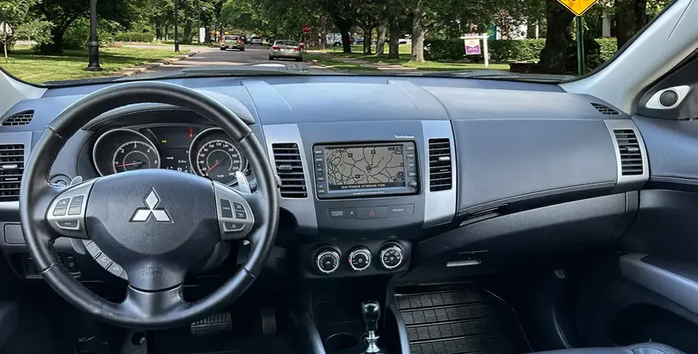 2010 Mitsubishi Outlander Interior